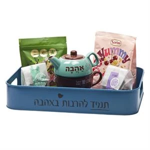 תה ושוקולד מוגשים באהבה