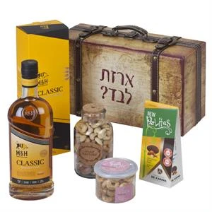 מזוודה של וויסקי ופינוקים