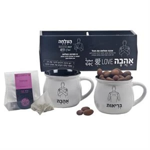 זוג ספלים מדברים עם תה ושוקולד גורמה